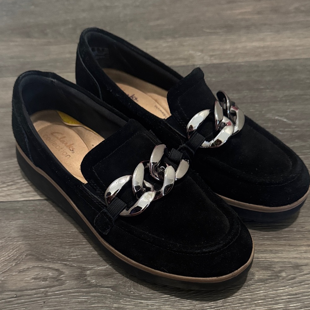 Clarks Women's Black Cloud Stepper Loafers with Silver Chain